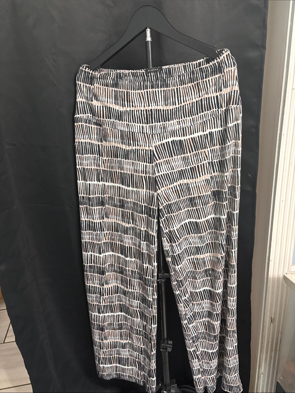 Wide-Leg Patterned Pants in Black & White